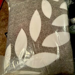 Vs/pink sherpa blanket 60x72